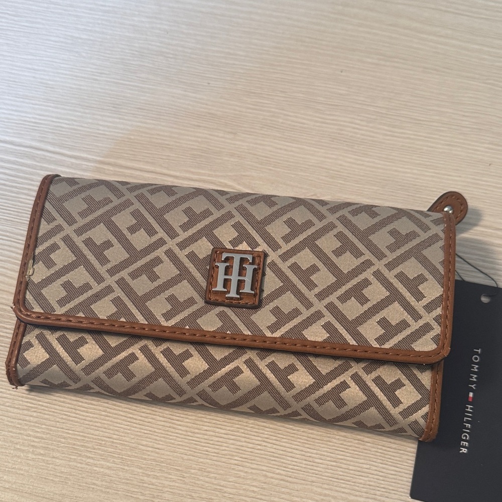 TOMMY HILFIGER Women's Wallet Brown/Beige NWT